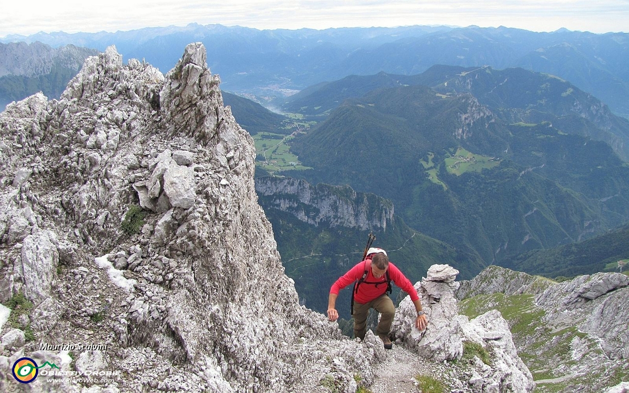 38 Ci si alza per facili roccette....JPG